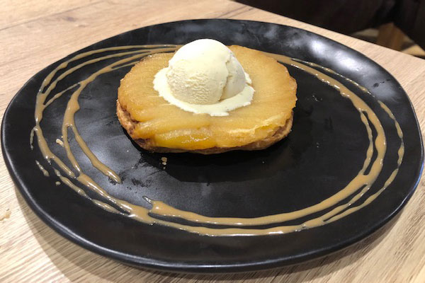 Tarte fine aux pommes, caramel, glace vanille