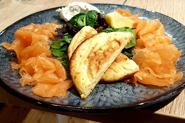 Saumon fumé maison, blinis et sa crème aux herbes